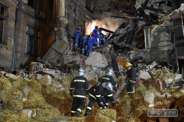 Спасатели обнаружили ночью тела трех жертв пожара в Одессе