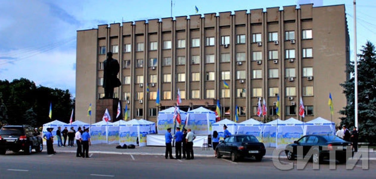 Измаильские портовики вышли на массовую акцию протеста и разбили палаточный городок