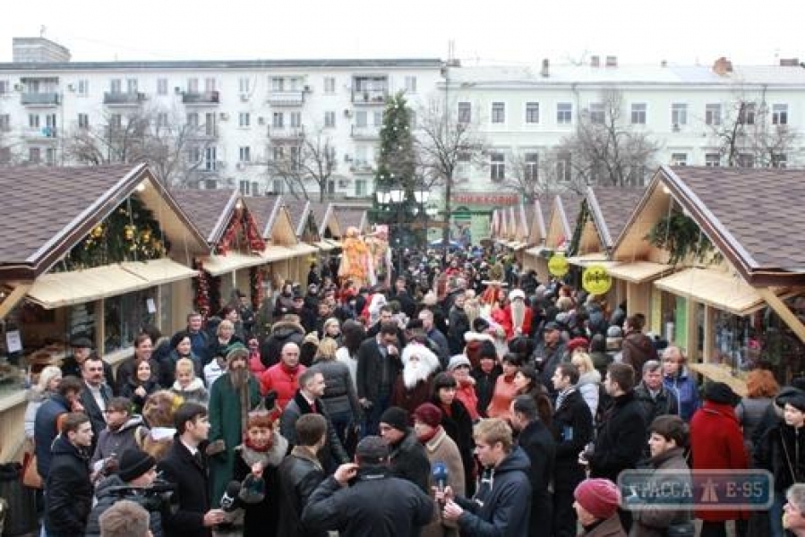 Новогодняя ярмарка открылась на Дерибасовской в Одессе (фото)