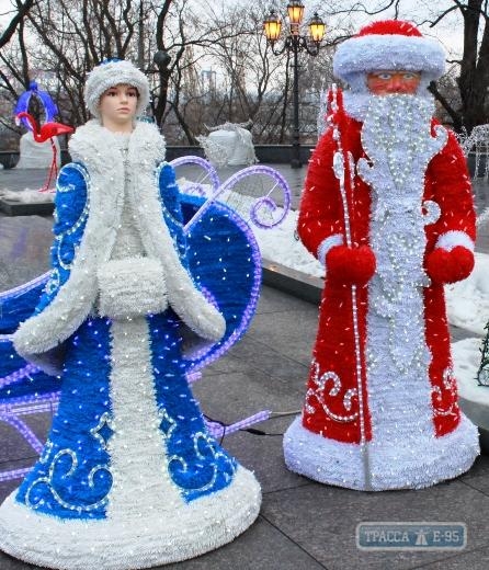 Яркие декоративные фигуры для зимнего украшения улицы