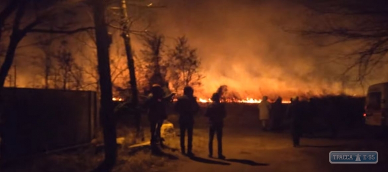 Поля орошения горят в Одессе (видео) 