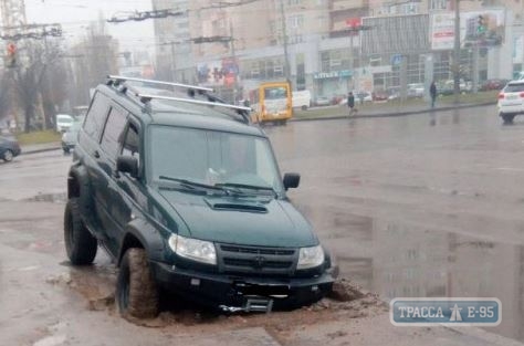 Опубликована видеозапись того, как внедорожник в Одессе провалился под асфальт (видео)