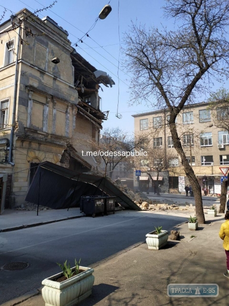 Старинное трехэтажное здание рухнуло в центре Одессы. Видео. ОБНОВЛЕНО