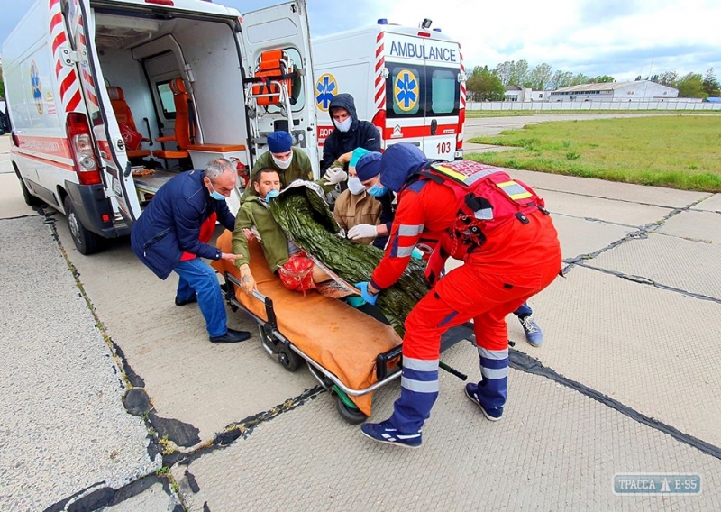 Спецборт доставил в Одессу 12 раненых на Донбассе бойцов