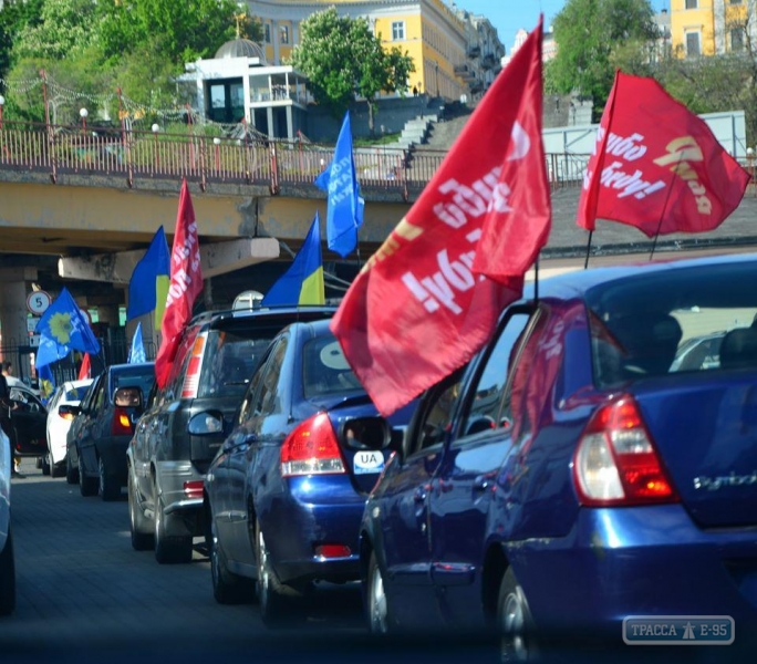 Автоколонну с красными флагами остановили в Одессе