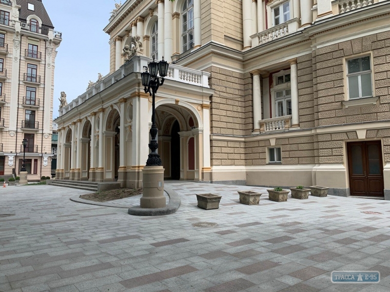 Одесский оперный театр обложили гранитной плиткой. Фото