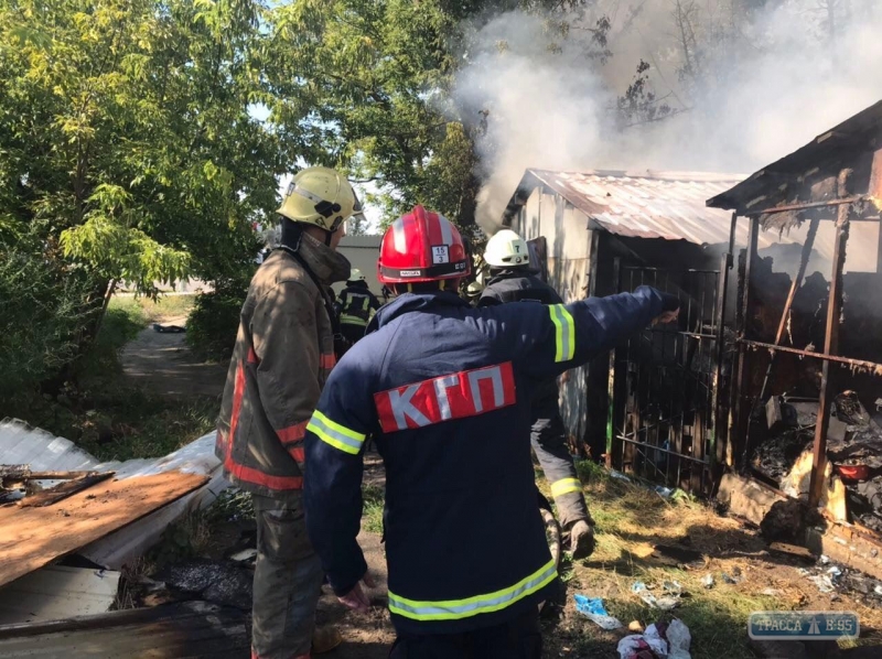 8 пожарных машин тушили шашлычную под Одессой. Видео