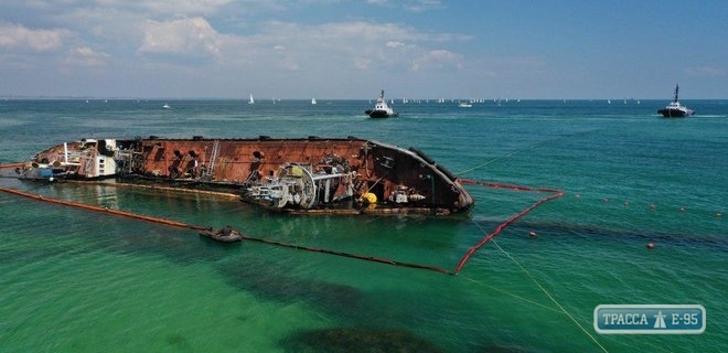 Министр инфраструктуры обещает убрать танкер Delfi с пляжа Одессы до конца августа