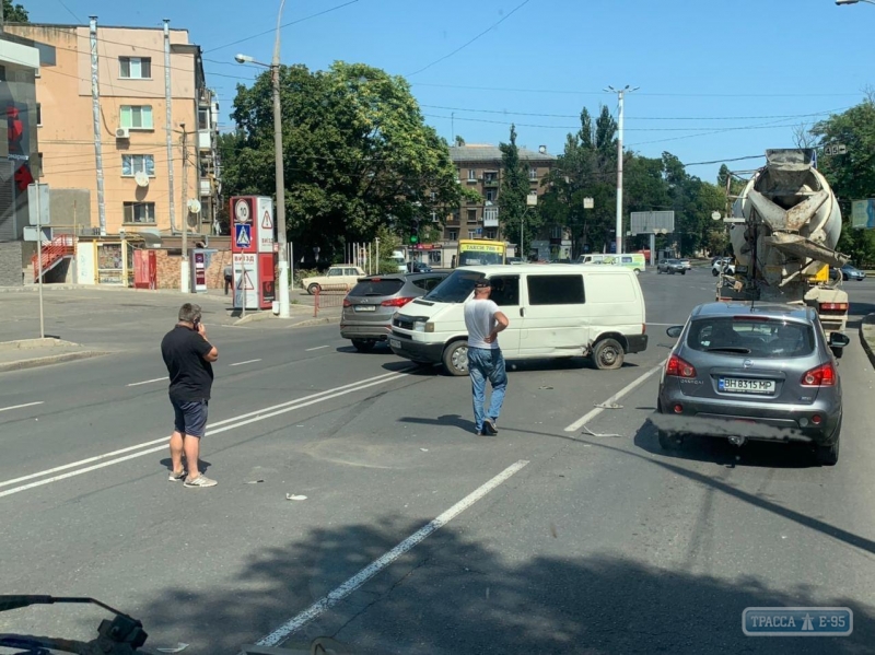 Огромная пробка собралась из-за ДТП на улице Краснова в Одессе