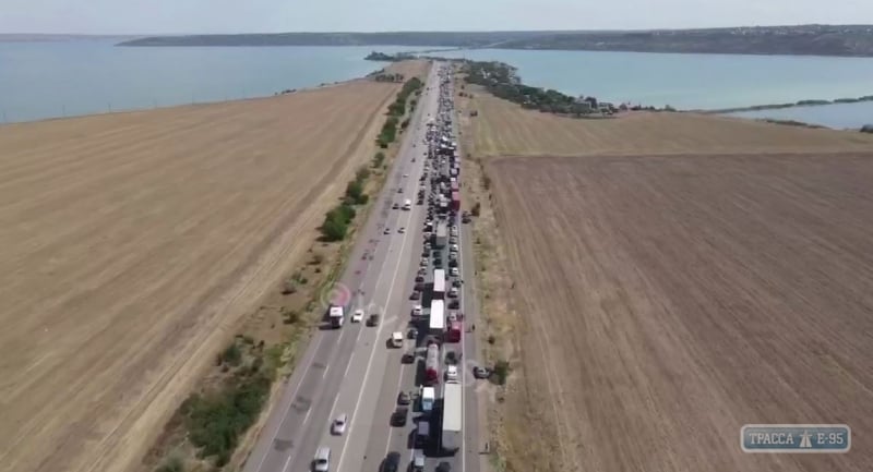 Автомобили застряли в пробке на киевской трассе под Одессой. Видео