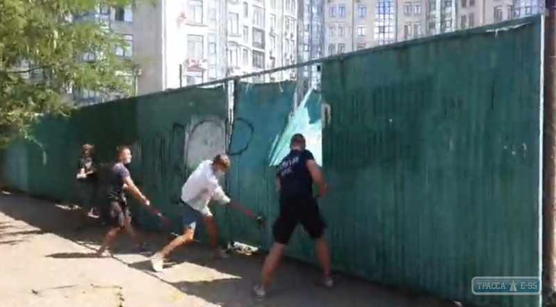 Активисты разгромили забор стройки возле парка Шевченко в Одессе. Видео