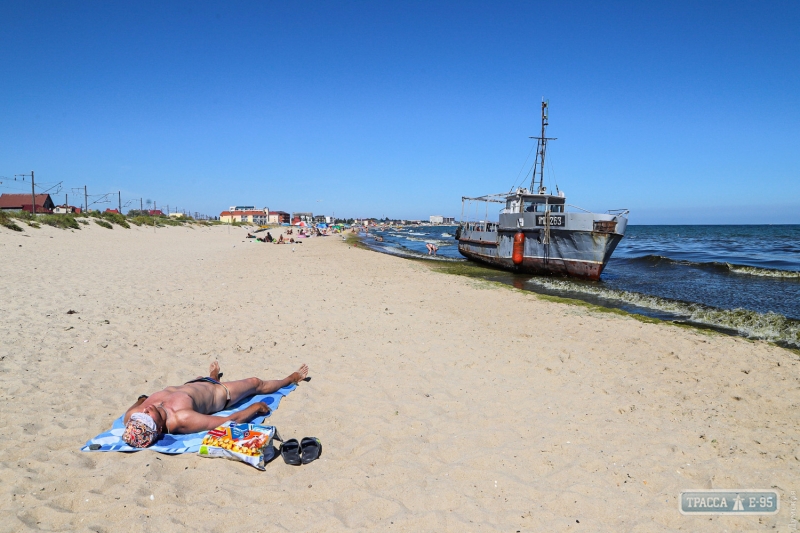 Море выбросило судно на пляж в Одесской области. Видео