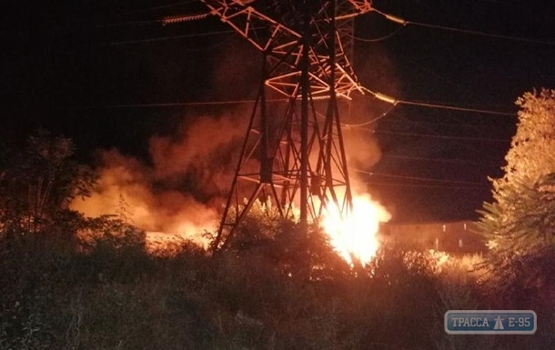 Порывы ветра затруднили ликвидацию пожара под высоковольтными линиями возле Одессы