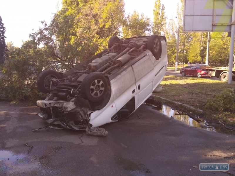 Микроавтобус перевернулся в Одессе в результате ДТП