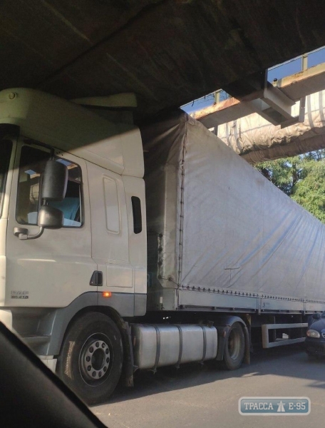 Фура застряла под мостом в Одессе на Слободке