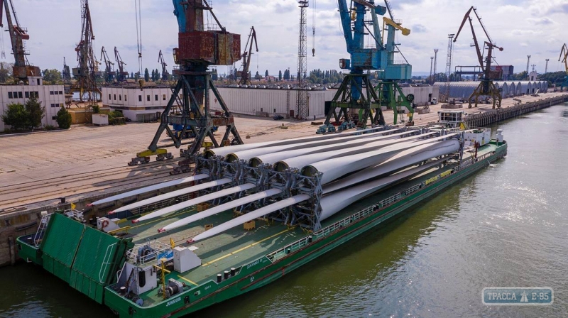 68-метровые лопасти ветрогенератора прибыли в порт Рени. Фото