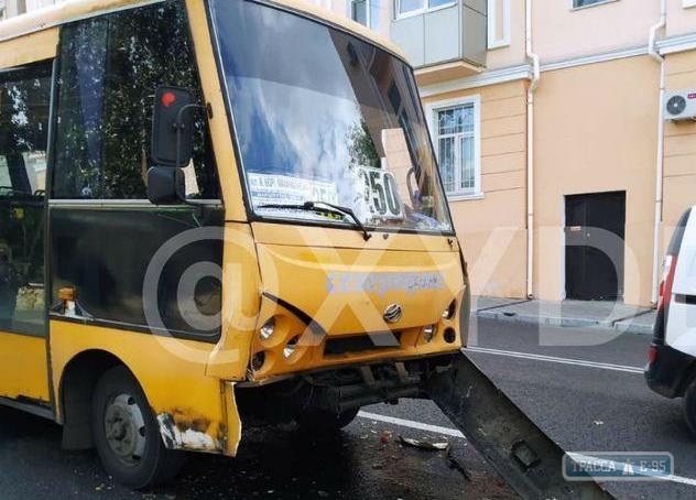 Пассажиры одесской маршрутки травмировались из-за отказа тормозов в машине. Видео 