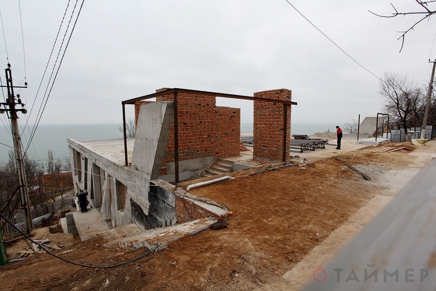 Строительство ресторана, закрывающего вид на море, продолжается, несмотря на протесты одесситов ФОТО