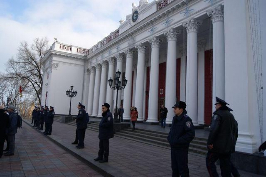 Две сотни митингующих собрались в Одессе перед зданием мэрии (видео)