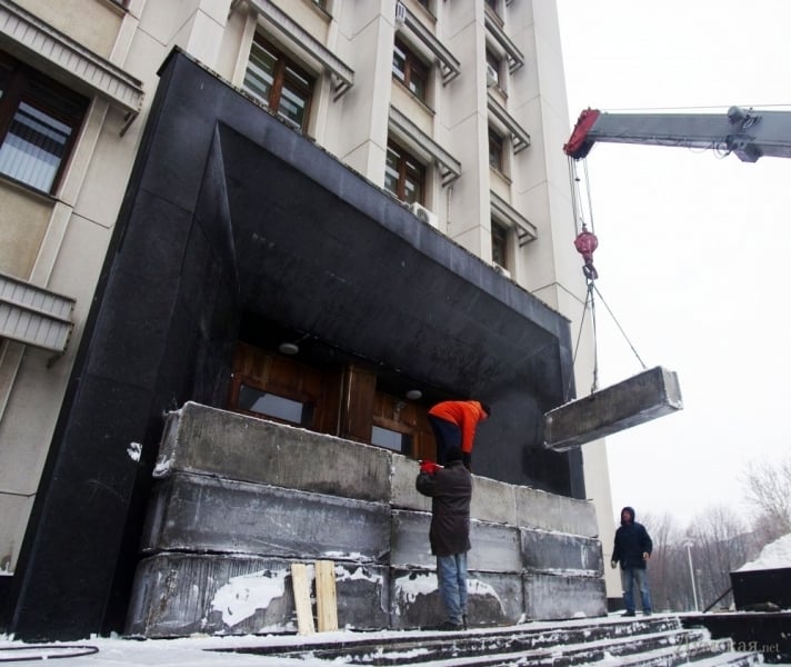 Рабочие перекрывают входы в Одесскую облгосадминистрацию бетонными блоками на случай штурма (фото)