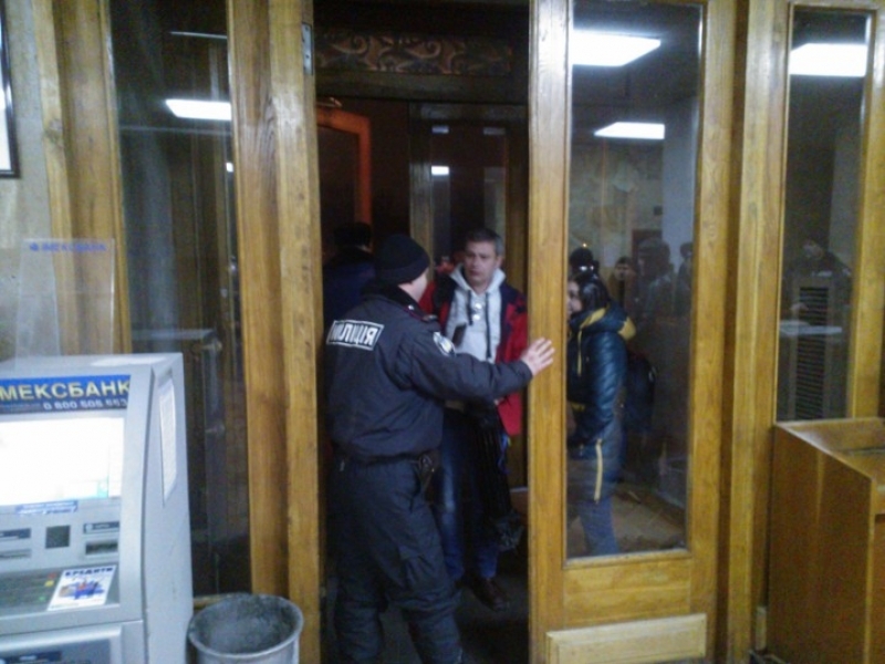 Одесская обладминистрация все еще на осадном положении (фоторепортаж)