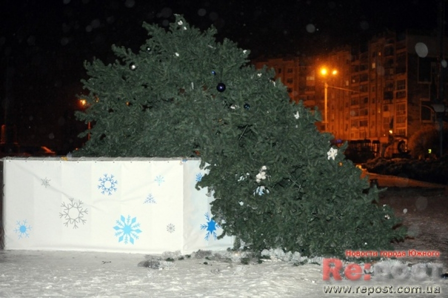 Главная новогодняя елка Южного Одесской области упала из-за бурана (фото)