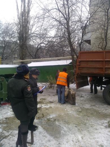 Осужденные подключились к уборке снега на улицах Одессы (фото)