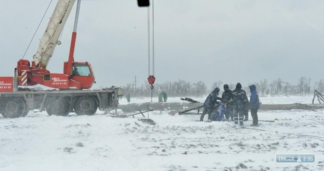 Жители 97 населенных пунктов Одесской области остаются без света из-за непогоды