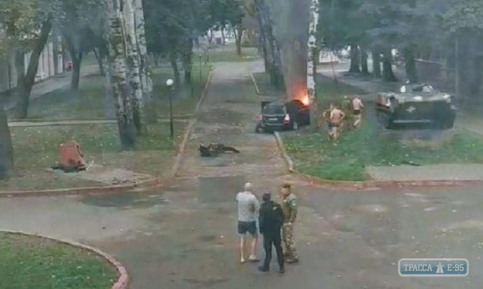 В Одессе водитель Subaru протаранил полицейское авто, гонял по улицам и врезался в дерево. ВИДЕО 