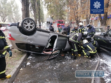 Иномарка перевернулась на Люстдорфской дороге, задев еще три автомобиля