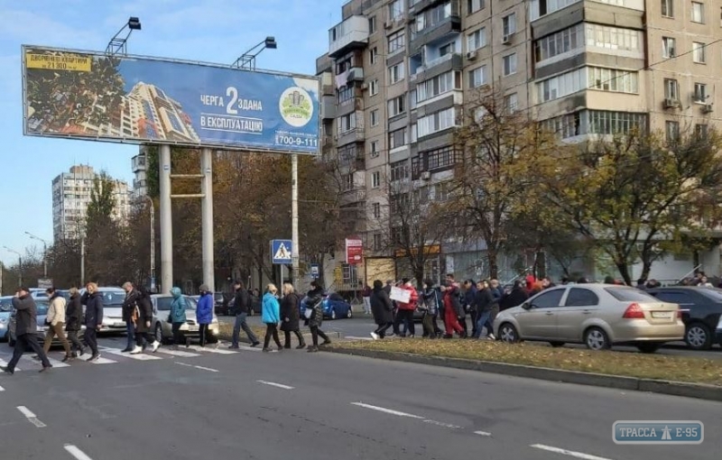 Движение на пр. Глушко в Одессе остановилось из-за акции протеста торговцев. Видео