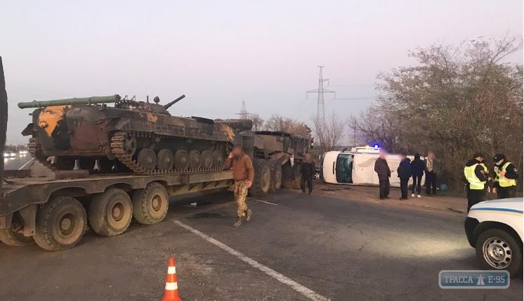 Военный тягач столкнулся с микроавтобусом в Одесской области. Обновлено