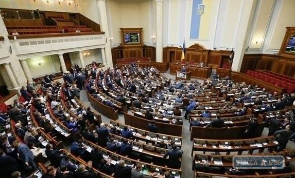 Рада не отменила карантин выходного дня, но потребовала предупреждать ее о следующих ограничениях