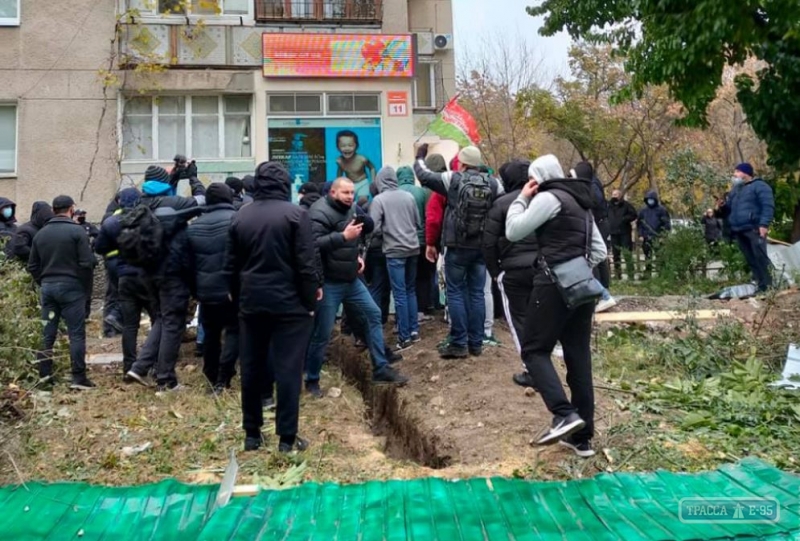 Массовая драка произошла в Одессе на Академической из-за попытки захвата земли в зеленой зоне