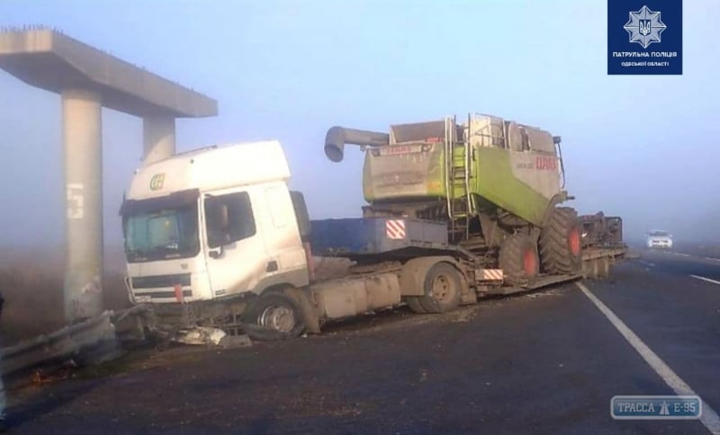 Большегруз снес ограждение и оказался в кювете на трассе Киев-Одесса