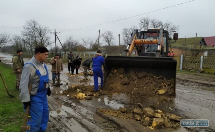 Жители села Одесской области самостоятельно ремонтировали дорогу