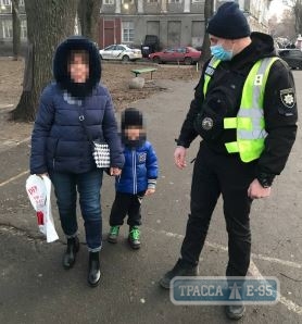 Патрульные вернули одесской бабушке потерявшегося внука