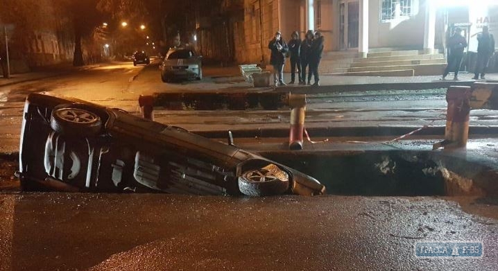 Автомобиль провалился в яму, оставленную коммунальщиками на дороге в Одессе. Видео