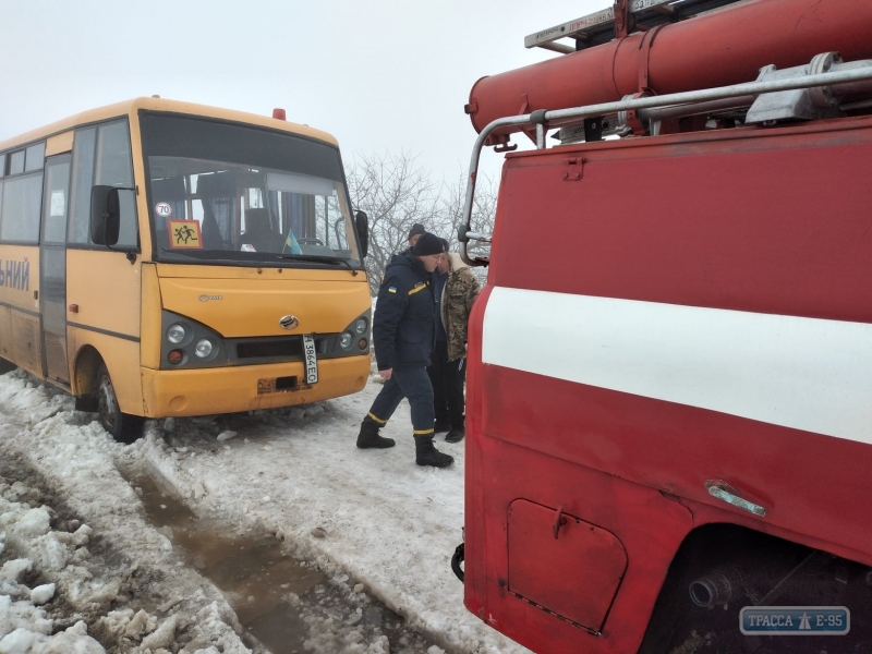 Одесские спасатели вернули на дорогу школьный автобус, который застрял в талом снегу