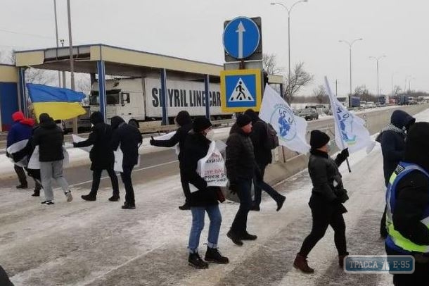 Протестующие перекрыли трассу Одесса-Киев. Видео