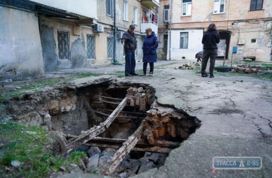 Двор дома в Одессе провалился под землю