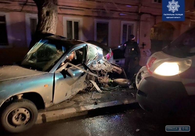 Автомобиль скорой помощи разбил припаркованное такси в Одессе