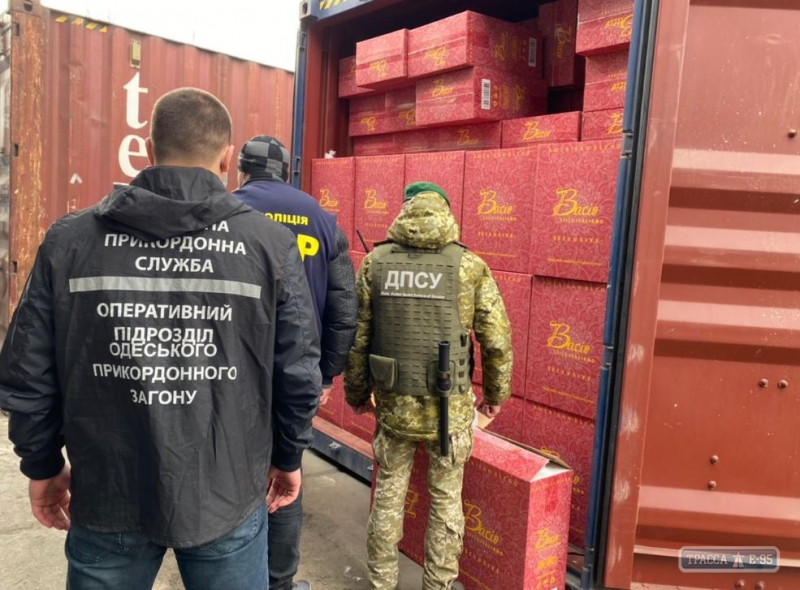 Пограничники обнаружили в одесском порту 12 контейнеров с контрабандными сигаретами