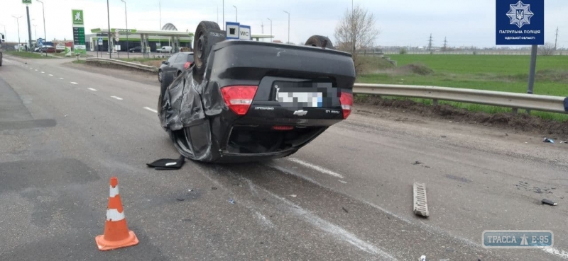 Автомобиль перевернулся из-за нарушителя на объездной дороге в Одессе