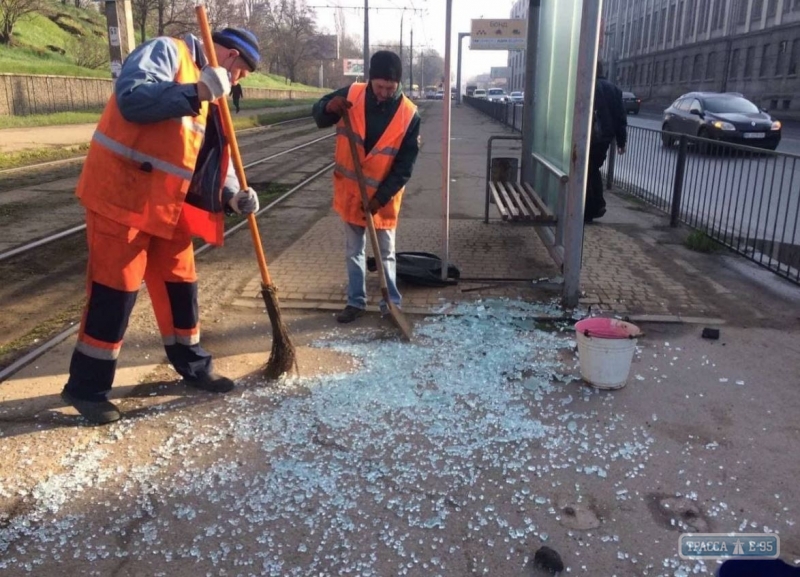 Вандалы ежедневно громят остановки в Одессе