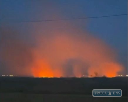 Большой пожар разгорелся возле окружной дороги в Одессе. Видео. ОБНОВЛЕНО