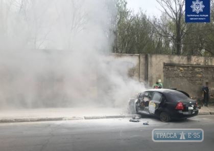 Автомобиль врезался в забор в Одессе, водитель погиб. Видео