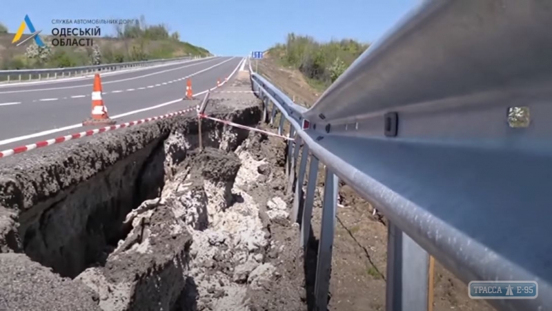 Обочина провалилась на отремонтированной дороге в Одесской области. Видео