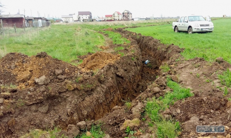 Курорт в Одесской области отгородился глубоким рвом от непрошенных гостей