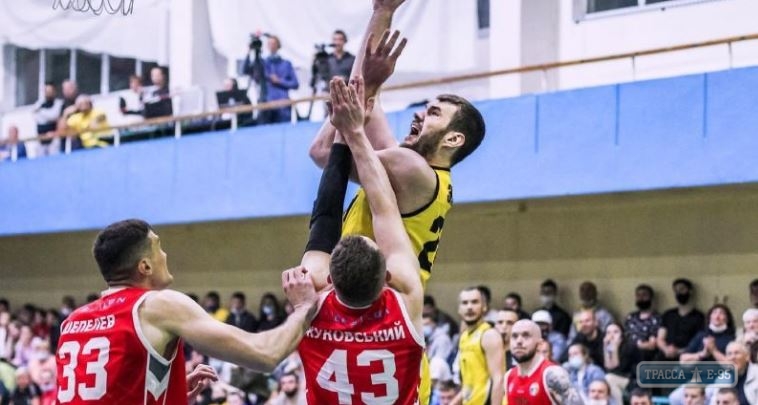 Одесские баскетболисты сравняли счет в финале Высшей лиги. Видео